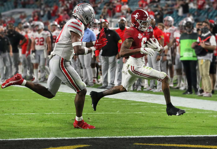 Alabama WR DeVonta Smith runs in for a touchdown vs. Ohio State